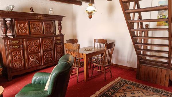 MORBIHAN, Proche de Rohan, Charmante maison mitoyenne d'extrémité avec 2 chambres, vendu meublé