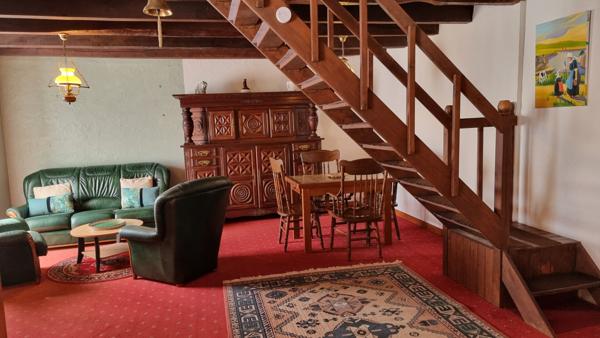 MORBIHAN, Proche de Rohan, Charmante maison mitoyenne d'extrémité avec 2 chambres, vendu meublé