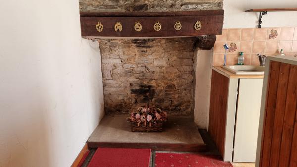 MORBIHAN, Proche de Rohan, Charmante maison mitoyenne d'extrémité avec 2 chambres, vendu meublé