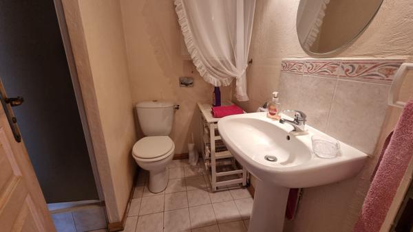 MORBIHAN, Proche de Rohan, Charmante maison mitoyenne d'extrémité avec 2 chambres, vendu meublé