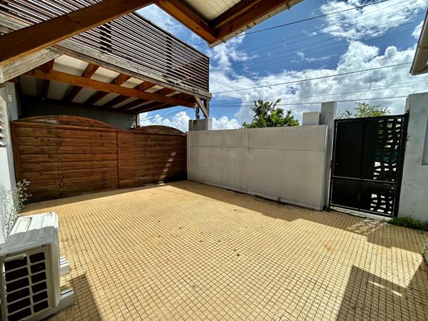 Appartement T2 à louer à Fort de France, Martinique - Rez-de-chaussée, Climatisé avec Térrasse