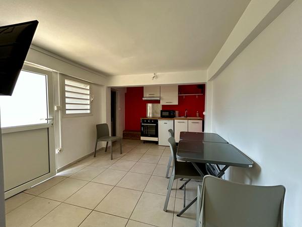 Appartement T2 à louer à Fort de France, Martinique - Rez-de-chaussée, Climatisé avec Térrasse