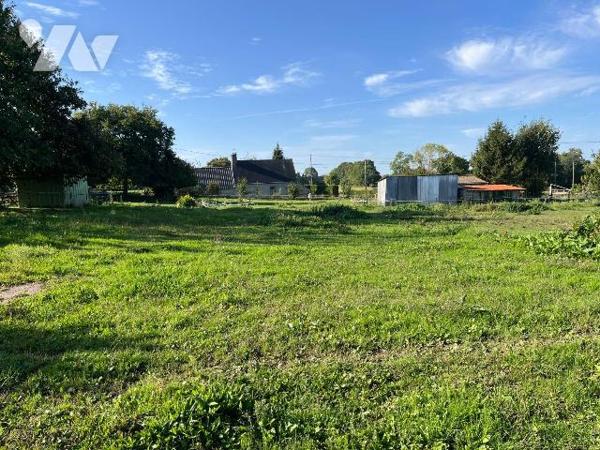 A vendre sur la commune de Le Val-Saint-Père, terrain à bâtir hors lotissement non viabilisé d'...