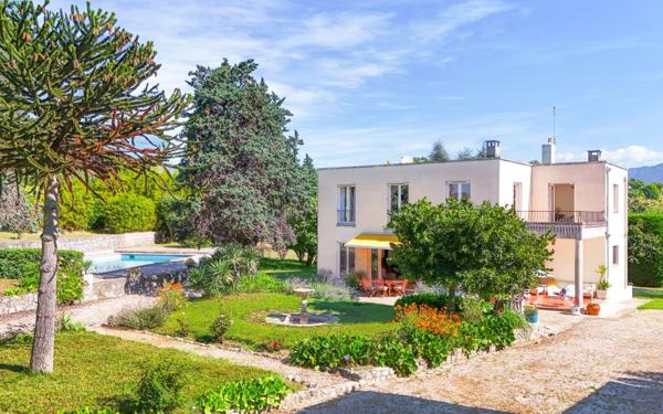 Maison à vendre    9 pièces •  Berre-les-Alpes