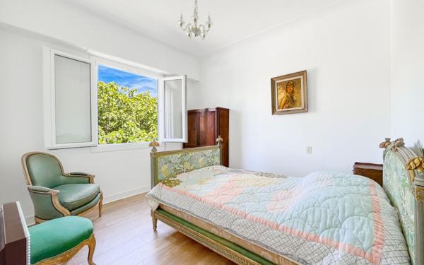 Maison à vendre    9 pièces •  Berre-les-Alpes