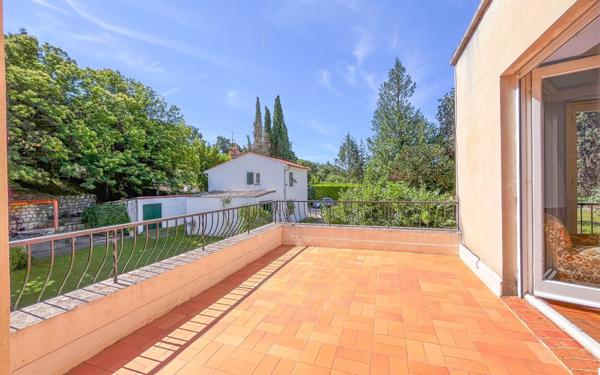 Maison à vendre    9 pièces •  Berre-les-Alpes