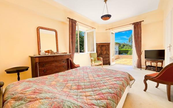 Maison à vendre    9 pièces •  Berre-les-Alpes