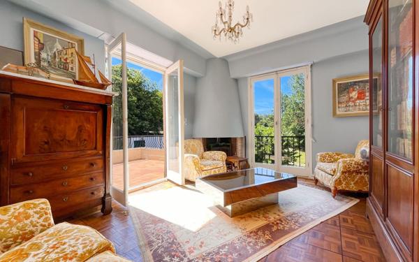 Maison à vendre    9 pièces •  Berre-les-Alpes