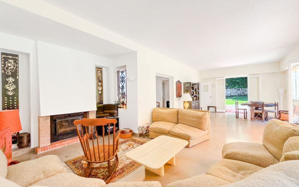 Maison à vendre    9 pièces •  Berre-les-Alpes