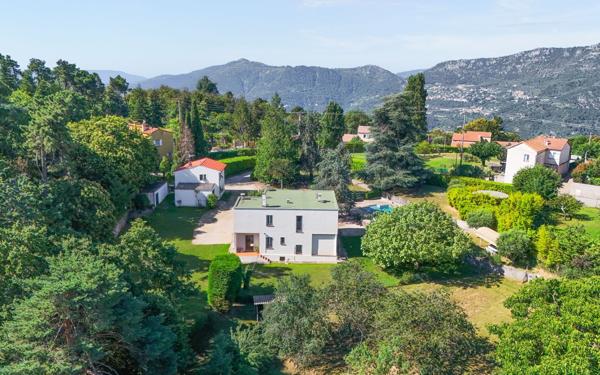 Maison à vendre    9 pièces •  Berre-les-Alpes