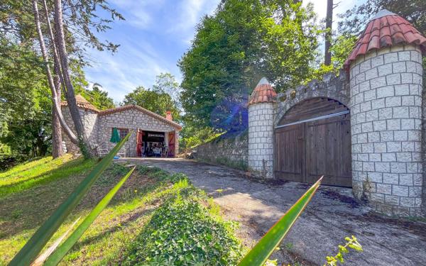 Maison à vendre    9 pièces •  Berre-les-Alpes