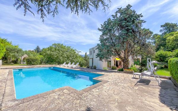 Maison à vendre    9 pièces •  Berre-les-Alpes