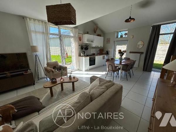 Charmante maison en pierres rénovée de 72 m² - Terrain de 260 m² environ.
Laissez-vous séduire...