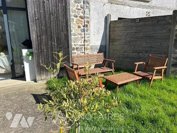 Charmante maison en pierres rénovée de 72 m² - Terrain de 260 m² environ.
Laissez-vous séduire...