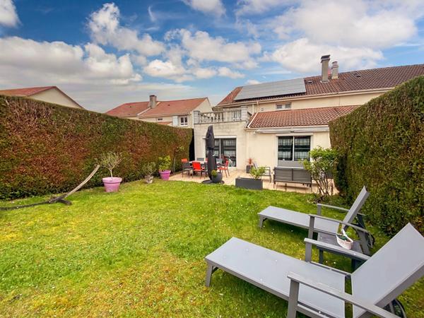 Maison COUP DE COEUR sur le DOMAINE DES TREMBLAYS 102 m2 sur 312 m2 avec 3 chambres et garage.