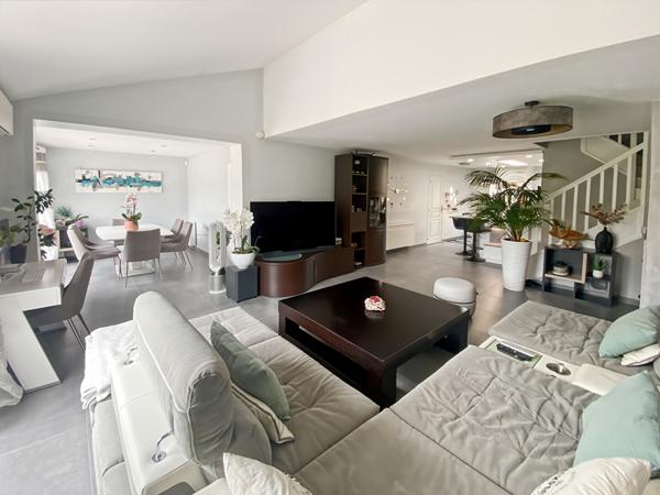 Maison COUP DE COEUR sur le DOMAINE DES TREMBLAYS 102 m2 sur 312 m2 avec 3 chambres et garage.