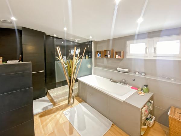 Maison COUP DE COEUR sur le DOMAINE DES TREMBLAYS 102 m2 sur 312 m2 avec 3 chambres et garage.