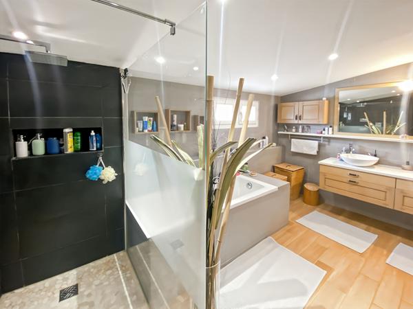 Maison COUP DE COEUR sur le DOMAINE DES TREMBLAYS 102 m2 sur 312 m2 avec 3 chambres et garage.