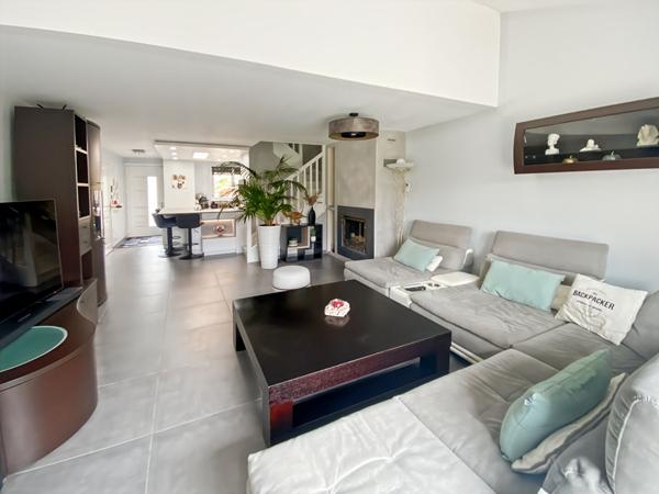 Maison COUP DE COEUR sur le DOMAINE DES TREMBLAYS 102 m2 sur 312 m2 avec 3 chambres et garage.