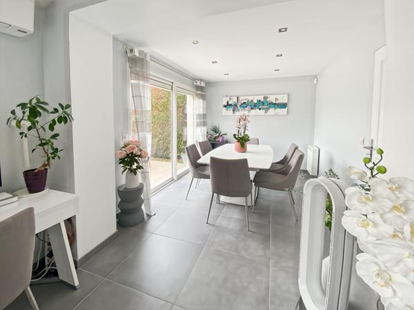 Maison COUP DE COEUR sur le DOMAINE DES TREMBLAYS 102 m2 sur 312 m2 avec 3 chambres et garage.