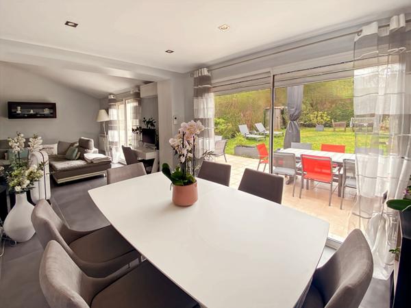 Maison COUP DE COEUR sur le DOMAINE DES TREMBLAYS 102 m2 sur 312 m2 avec 3 chambres et garage.