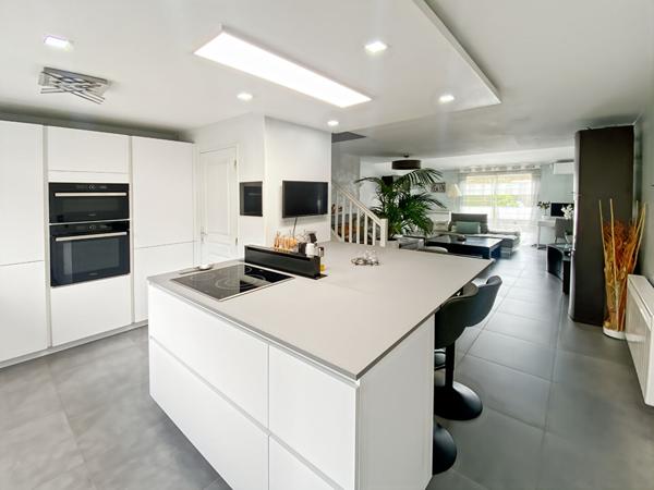 Maison COUP DE COEUR sur le DOMAINE DES TREMBLAYS 102 m2 sur 312 m2 avec 3 chambres et garage.