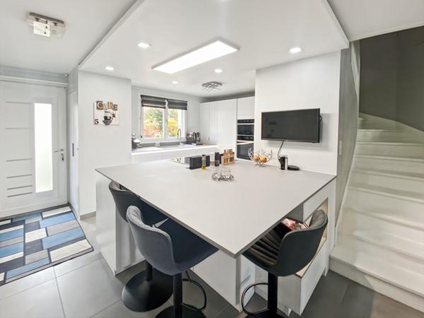 Maison COUP DE COEUR sur le DOMAINE DES TREMBLAYS 102 m2 sur 312 m2 avec 3 chambres et garage.