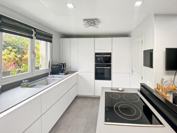 Maison COUP DE COEUR sur le DOMAINE DES TREMBLAYS 102 m2 sur 312 m2 avec 3 chambres et garage.