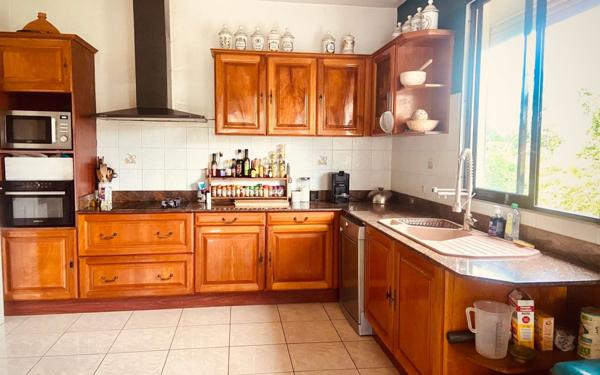 Immeuble à vendre    4 pièces • 238,15 m2 Port-Louis