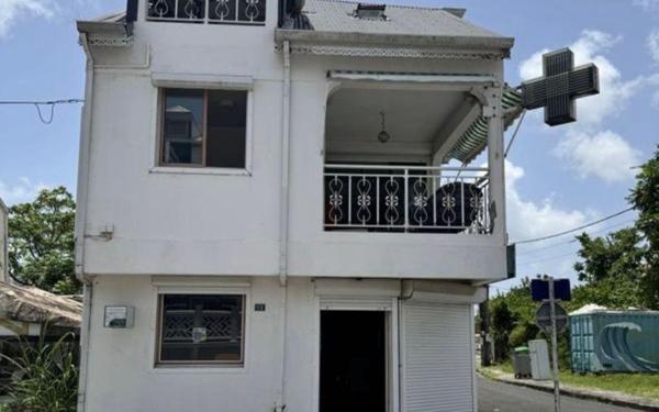 Immeuble à vendre    4 pièces • 238,15 m2 Port-Louis