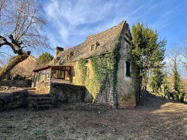 Maison ancienne - Saint-cyprien Très bel ensemble périgourdin aux toitures de lauzes a restaurer.
