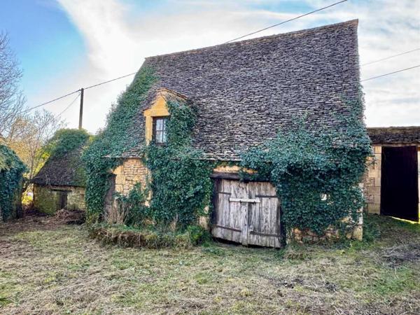 Maison ancienne - Saint-cyprien Très bel ensemble périgourdin aux toitures de lauzes a restaurer.