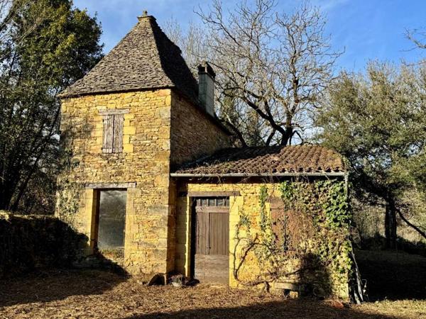 Maison ancienne - Saint-cyprien Très bel ensemble périgourdin aux toitures de lauzes a restaurer.