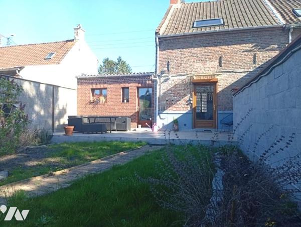 Maison semi individuelle avec garage 