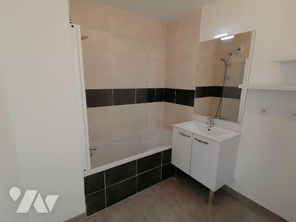 NOUVEAUTE TRENTE CINQ NOTAIRES !!! rue de la Plaisance, proche canal Saint-Martin, au rez-de-ch...