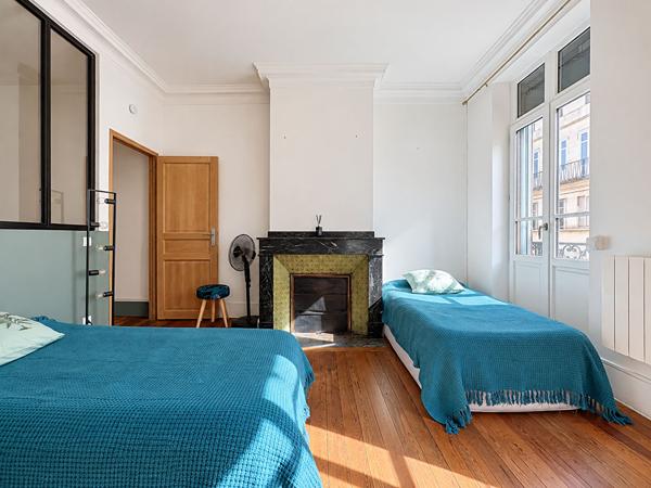 A VENDRE - Toulouse Matabiau - Appartement T2 dans immeuble toulousain avec grande terrasse
