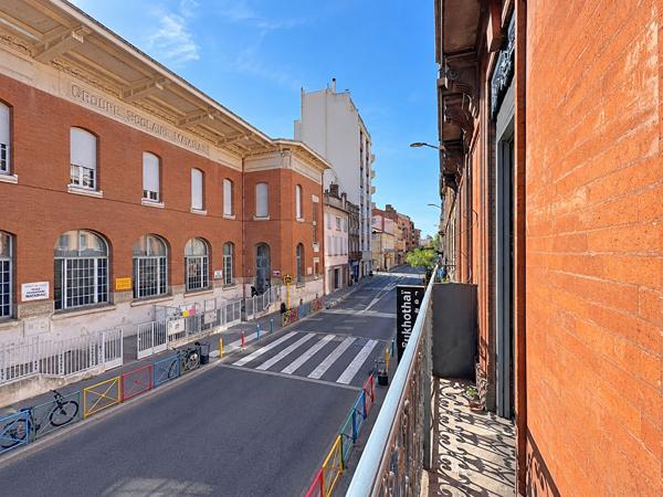 A VENDRE - Toulouse Matabiau - Appartement T2 dans immeuble toulousain avec grande terrasse