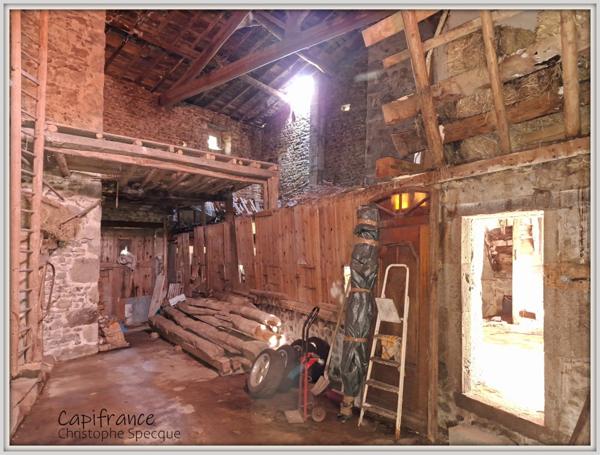 Maison à vendre en pierre de 143 m² habitable , grange, terrain CELLES SUR DUROLLE (63)