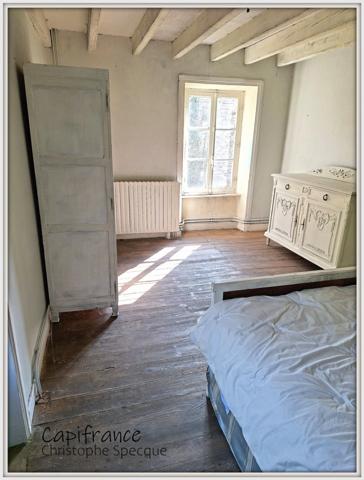 Maison à vendre en pierre de 143 m² habitable , grange, terrain CELLES SUR DUROLLE (63)