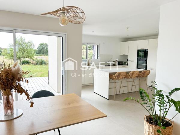 maison très récente, la campagne à la ville, proche de toutes commoditées à pied, belle pièce de vie, vie de plain pied