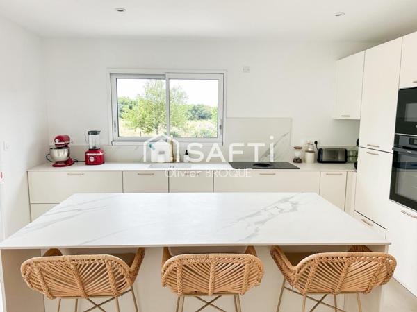 maison très récente, la campagne à la ville, proche de toutes commoditées à pied, belle pièce de vie, vie de plain pied