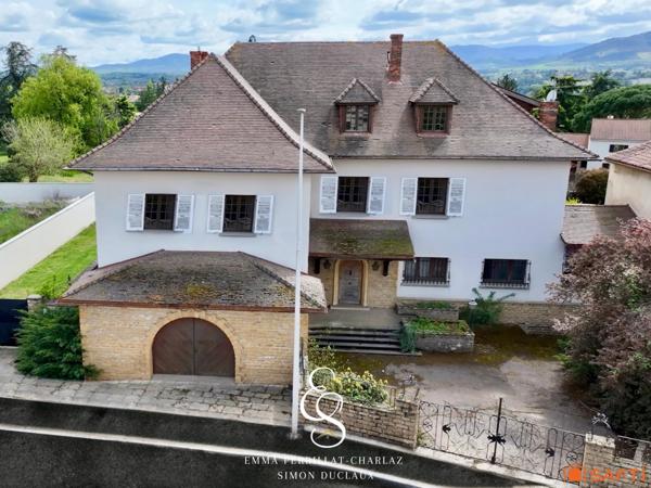 Demeure noble et authentique, alliant élégance et caractère unique