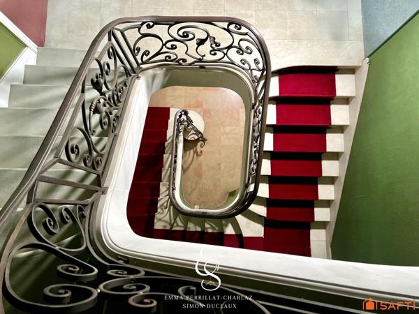 Demeure noble et authentique, alliant élégance et caractère unique