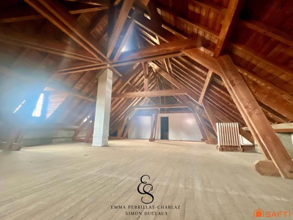 Demeure noble et authentique, alliant élégance et caractère unique