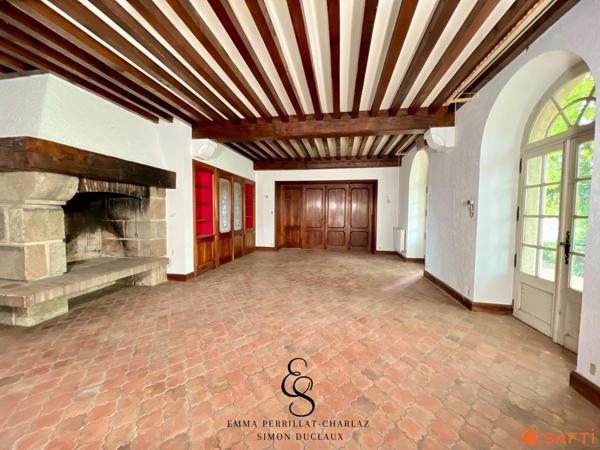 Demeure noble et authentique, alliant élégance et caractère unique