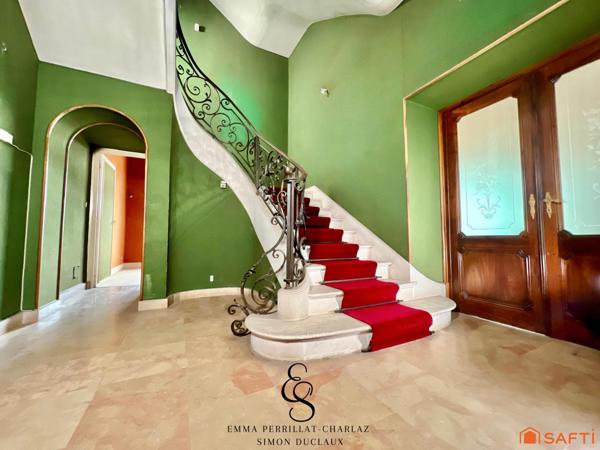 Demeure noble et authentique, alliant élégance et caractère unique