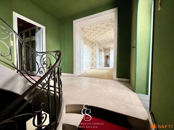 Demeure noble et authentique, alliant élégance et caractère unique