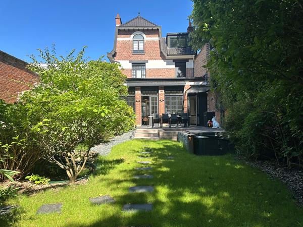 Exclusivité Lille saint Maur, exceptionnelle Maison de Maître de 300 m2, 5 chambres, 2 salles de bains, jardin, garage double Lille Exclusivité Lille saint Maur, exceptionnelle Maison de Maître de 300 m2, 5 chambres, 2 salles de bains, jardin, garage double Lille