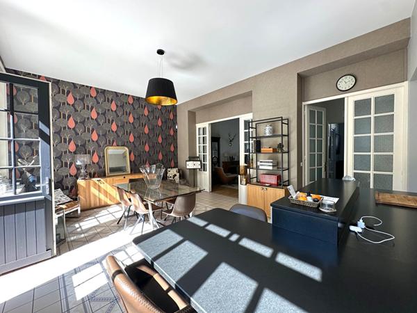 Exclusivité Lille saint Maur, exceptionnelle Maison de Maître de 300 m2, 5 chambres, 2 salles de bains, jardin, garage double Lille Exclusivité Lille saint Maur, exceptionnelle Maison de Maître de 300 m2, 5 chambres, 2 salles de bains, jardin, garage double Lille