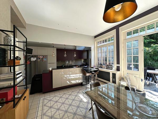 Exclusivité Lille saint Maur, exceptionnelle Maison de Maître de 300 m2, 5 chambres, 2 salles de bains, jardin, garage double Lille Exclusivité Lille saint Maur, exceptionnelle Maison de Maître de 300 m2, 5 chambres, 2 salles de bains, jardin, garage double Lille